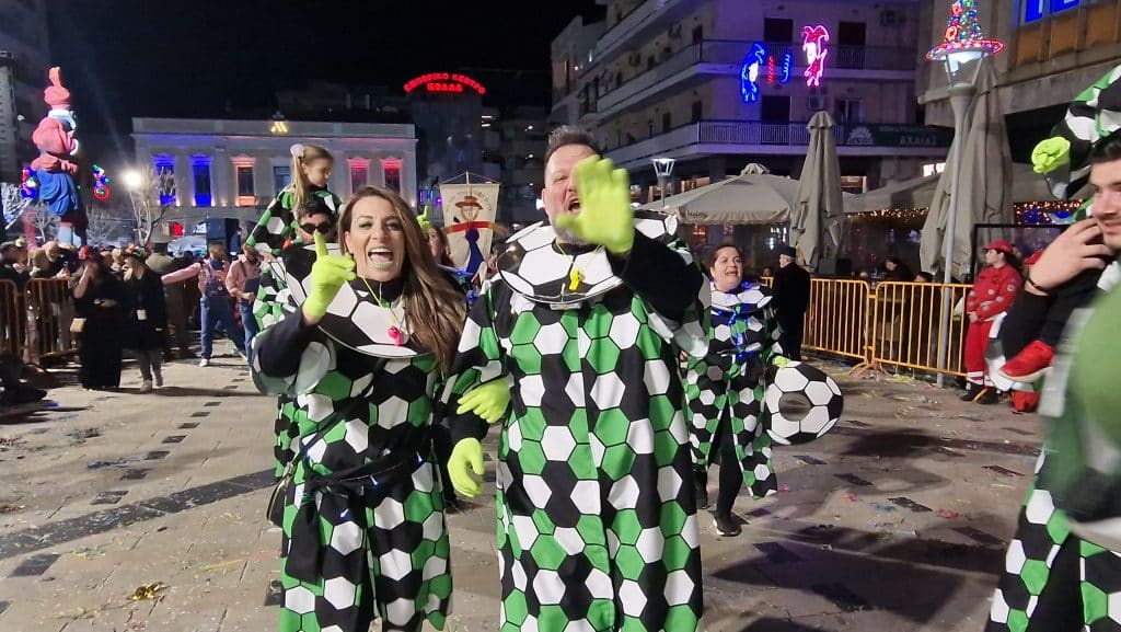 Πάτρα: Δείτε εκατοντάδες φωτό από τη νυχτερινή παρέλαση