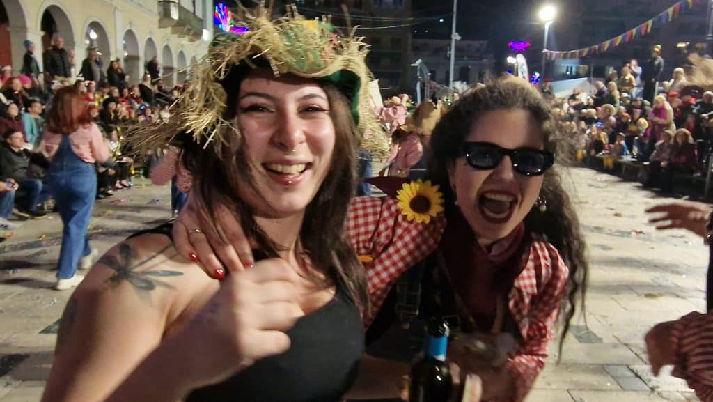 Πάτρα: Δείτε εκατοντάδες φωτό από τη νυχτερινή παρέλαση