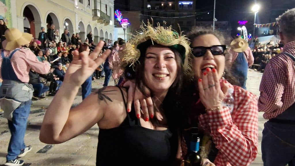 Πάτρα: Δείτε εκατοντάδες φωτό από τη νυχτερινή παρέλαση