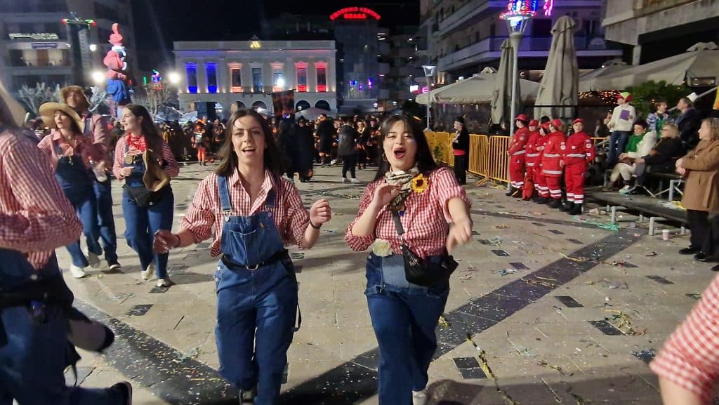 Πάτρα: Δείτε εκατοντάδες φωτό από τη νυχτερινή παρέλαση