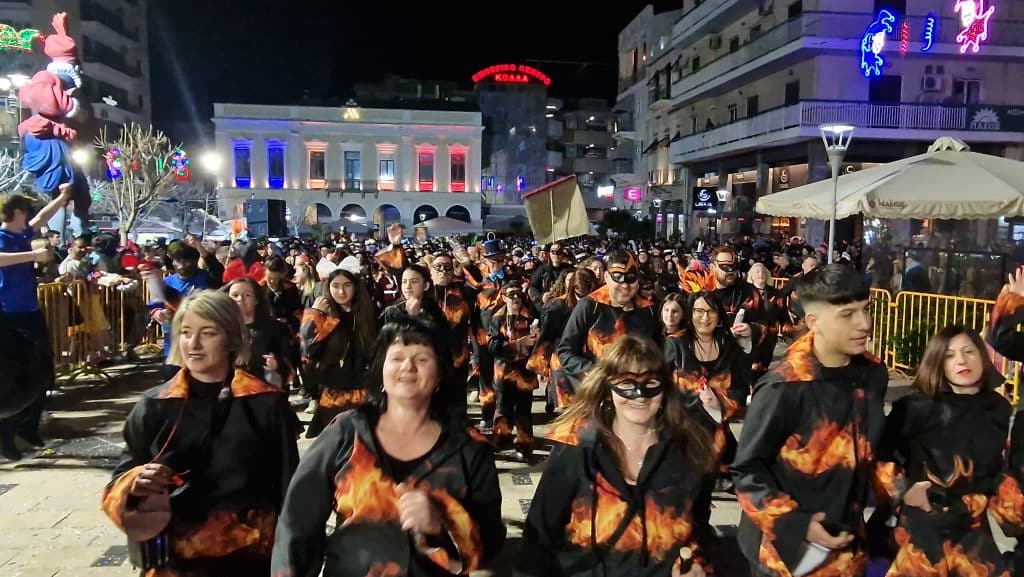 Πάτρα: Δείτε εκατοντάδες φωτό από τη νυχτερινή παρέλαση