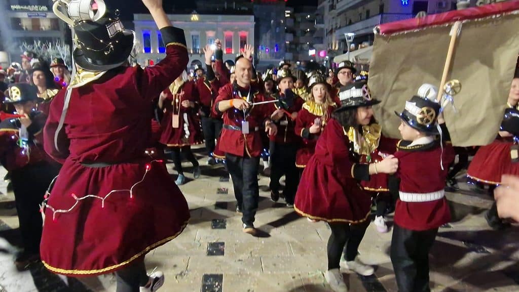 Πάτρα: Δείτε εκατοντάδες φωτό από τη νυχτερινή παρέλαση