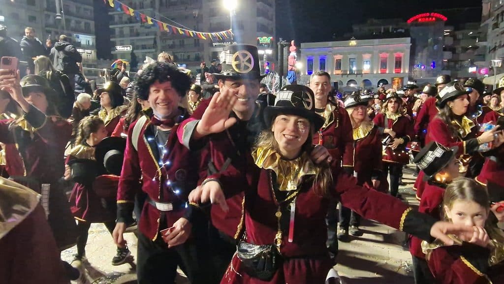 Πάτρα: Δείτε εκατοντάδες φωτό από τη νυχτερινή παρέλαση