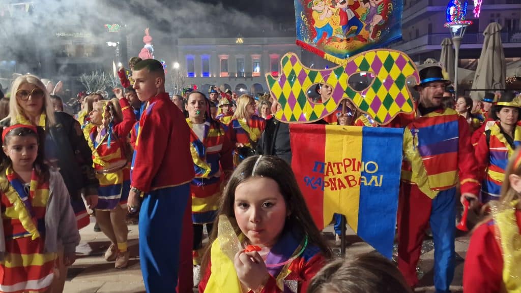 Πάτρα: Δείτε εκατοντάδες φωτό από τη νυχτερινή παρέλαση