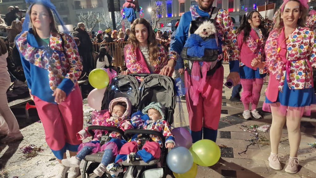 Πάτρα: Δείτε εκατοντάδες φωτό από τη νυχτερινή παρέλαση