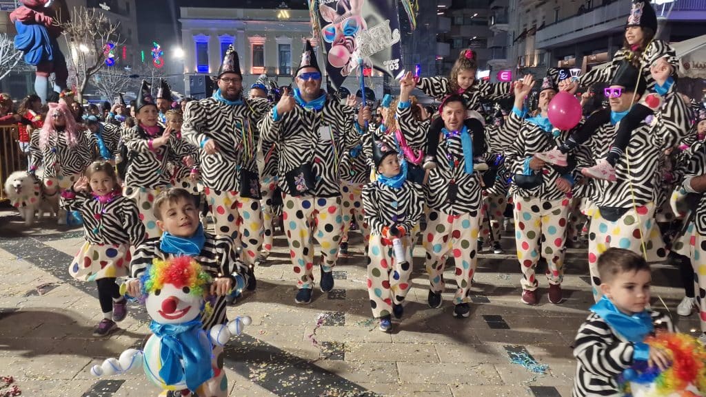 Πάτρα: Δείτε εκατοντάδες φωτό από τη νυχτερινή παρέλαση