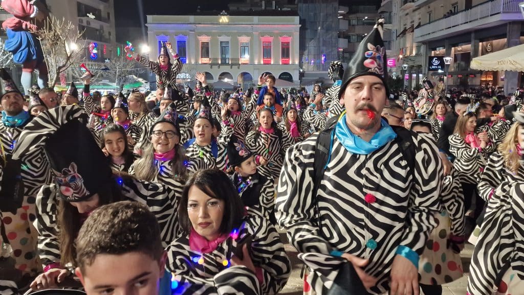 Πάτρα: Δείτε εκατοντάδες φωτό από τη νυχτερινή παρέλαση