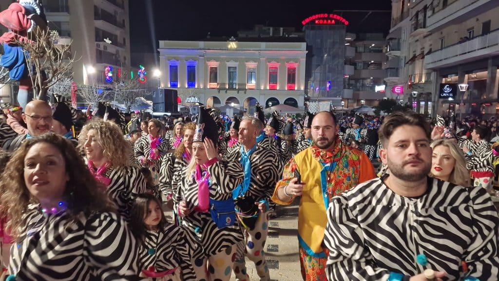 Πάτρα: Δείτε εκατοντάδες φωτό από τη νυχτερινή παρέλαση