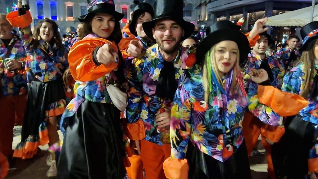 Πάτρα: Δείτε εκατοντάδες φωτό από τη νυχτερινή παρέλαση