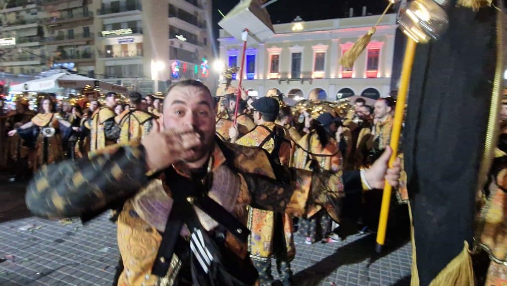 Πάτρα: Δείτε εκατοντάδες φωτό από τη νυχτερινή παρέλαση