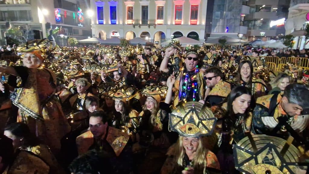 Πάτρα: Δείτε εκατοντάδες φωτό από τη νυχτερινή παρέλαση