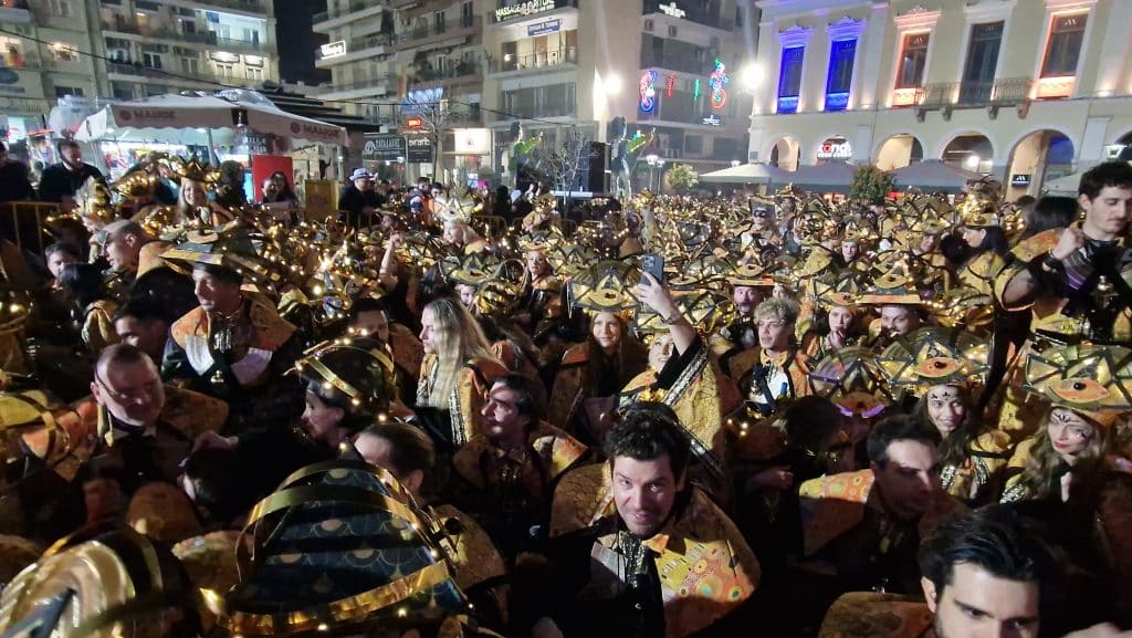 Πάτρα: Δείτε εκατοντάδες φωτό από τη νυχτερινή παρέλαση