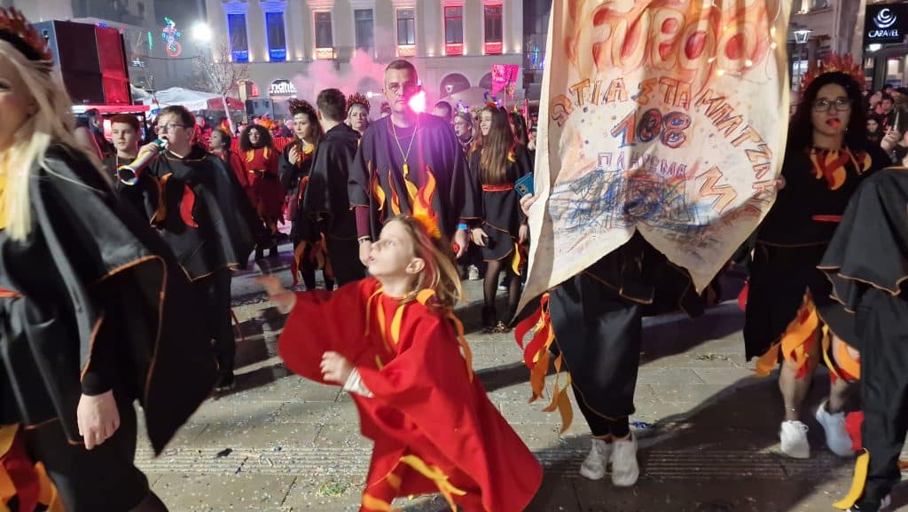 Πάτρα: Δείτε εκατοντάδες φωτό από τη νυχτερινή παρέλαση