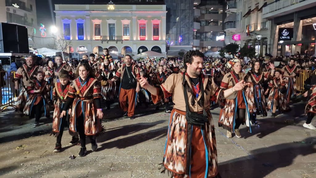 Πάτρα: Δείτε εκατοντάδες φωτό από τη νυχτερινή παρέλαση