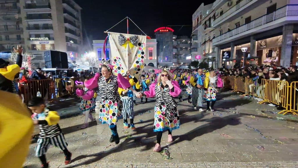 Πάτρα: Δείτε εκατοντάδες φωτό από τη νυχτερινή παρέλαση
