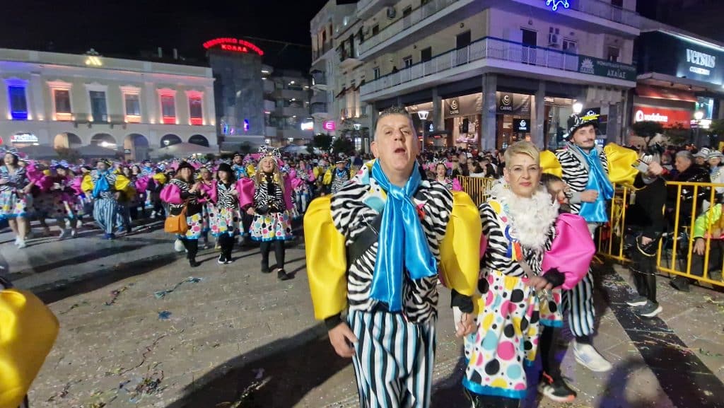 Πάτρα: Δείτε εκατοντάδες φωτό από τη νυχτερινή παρέλαση