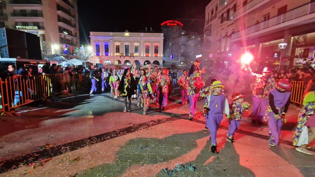 Πάτρα: Δείτε εκατοντάδες φωτό από τη νυχτερινή παρέλαση