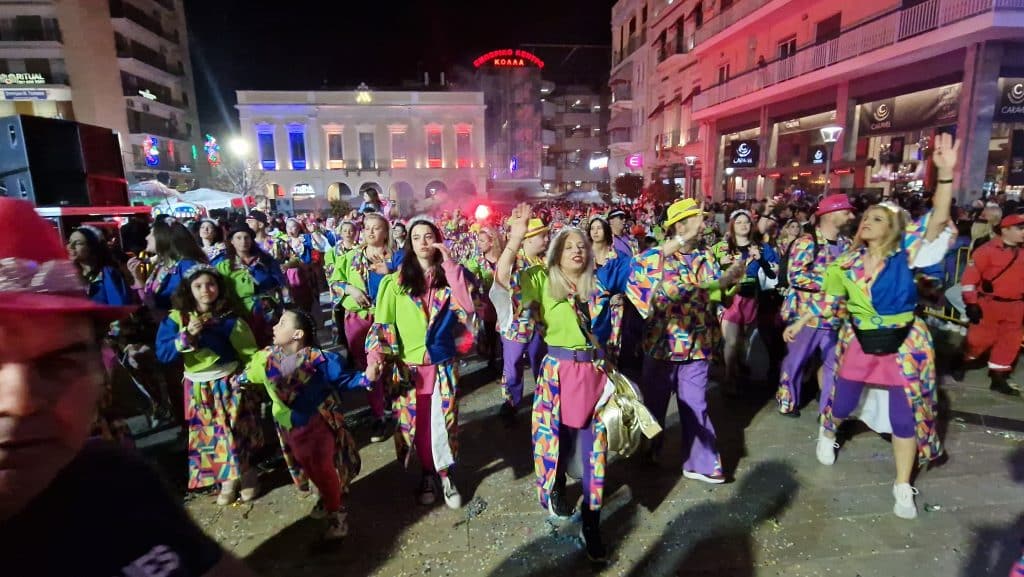 Πάτρα: Δείτε εκατοντάδες φωτό από τη νυχτερινή παρέλαση