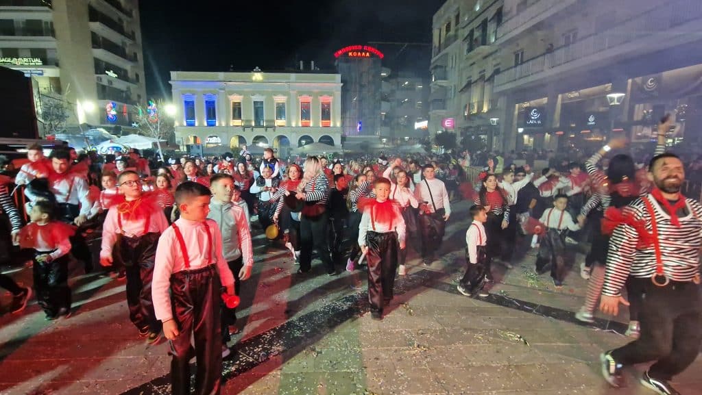 Πάτρα: Δείτε εκατοντάδες φωτό από τη νυχτερινή παρέλαση