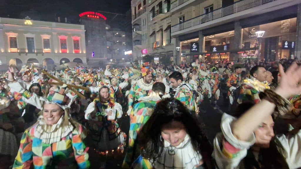 Πάτρα: Δείτε εκατοντάδες φωτό από τη νυχτερινή παρέλαση