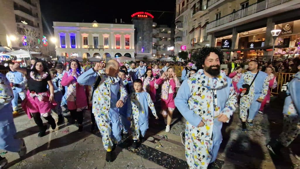 Πάτρα: Δείτε εκατοντάδες φωτό από τη νυχτερινή παρέλαση