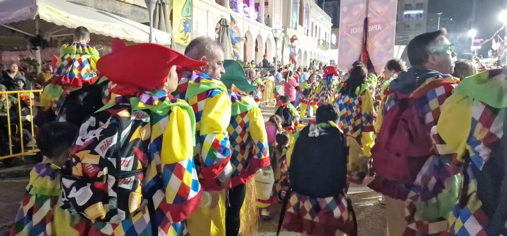 Πάτρα: Δείτε εκατοντάδες φωτό από τη νυχτερινή παρέλαση