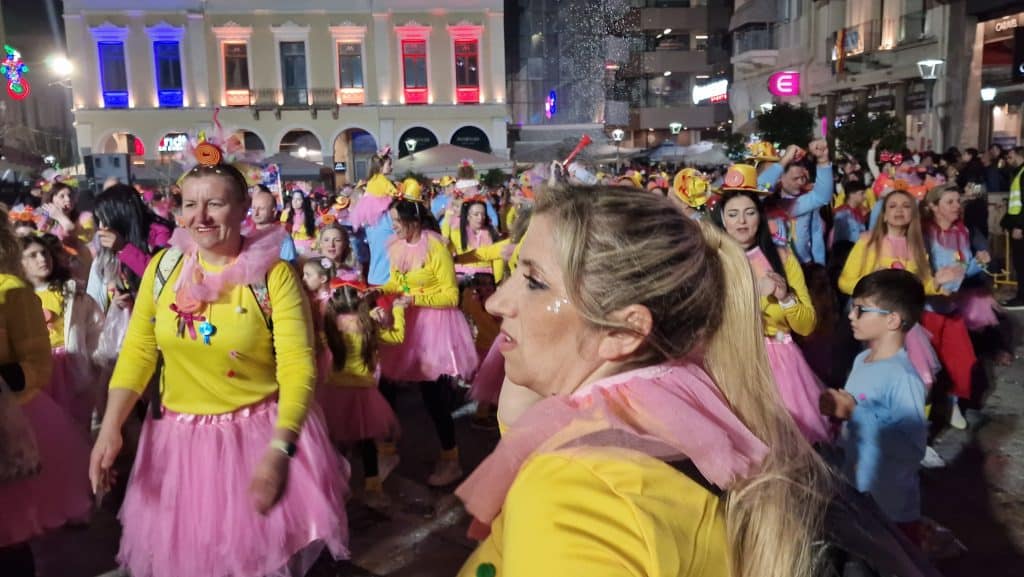 Πάτρα: Δείτε εκατοντάδες φωτό από τη νυχτερινή παρέλαση