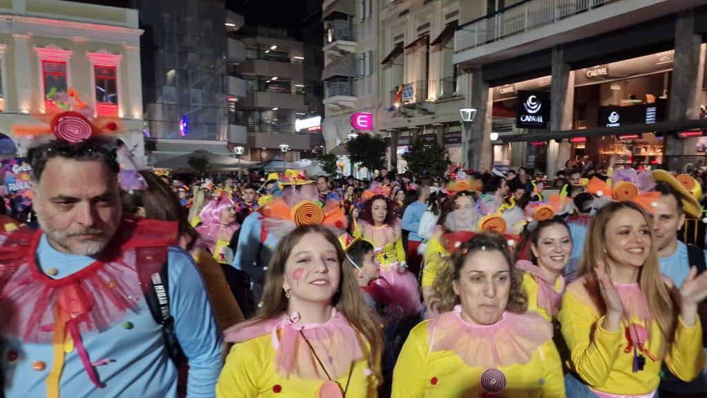 Πάτρα: Δείτε εκατοντάδες φωτό από τη νυχτερινή παρέλαση