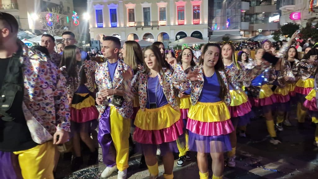 Πάτρα: Δείτε εκατοντάδες φωτό από τη νυχτερινή παρέλαση