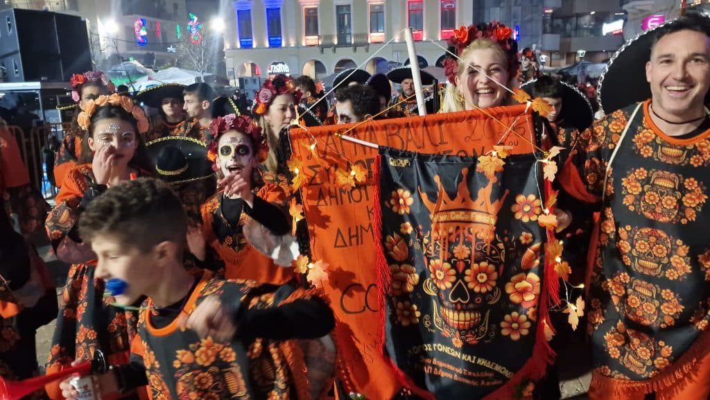 Πάτρα: Δείτε εκατοντάδες φωτό από τη νυχτερινή παρέλαση