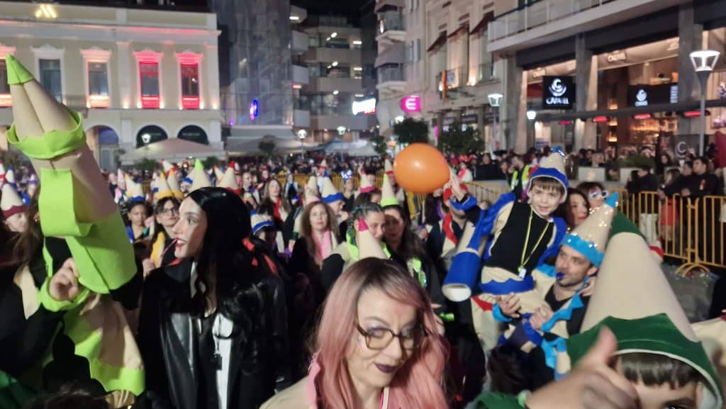 Πάτρα: Δείτε εκατοντάδες φωτό από τη νυχτερινή παρέλαση