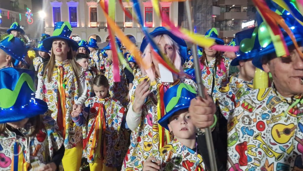 Πάτρα: Δείτε εκατοντάδες φωτό από τη νυχτερινή παρέλαση