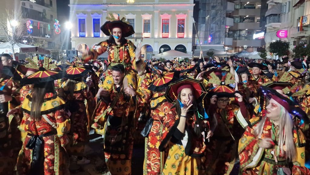 Πάτρα: Δείτε εκατοντάδες φωτό από τη νυχτερινή παρέλαση