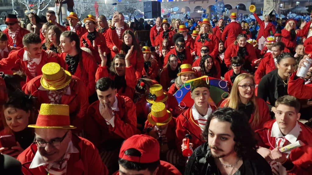 Πάτρα: Δείτε εκατοντάδες φωτό από τη νυχτερινή παρέλαση