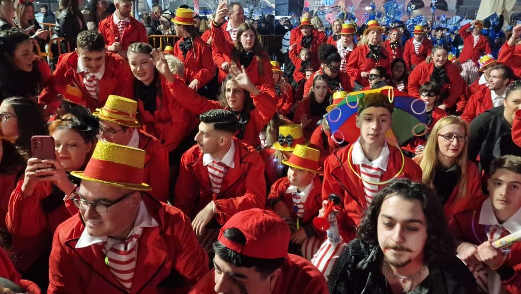 Πάτρα: Δείτε εκατοντάδες φωτό από τη νυχτερινή παρέλαση