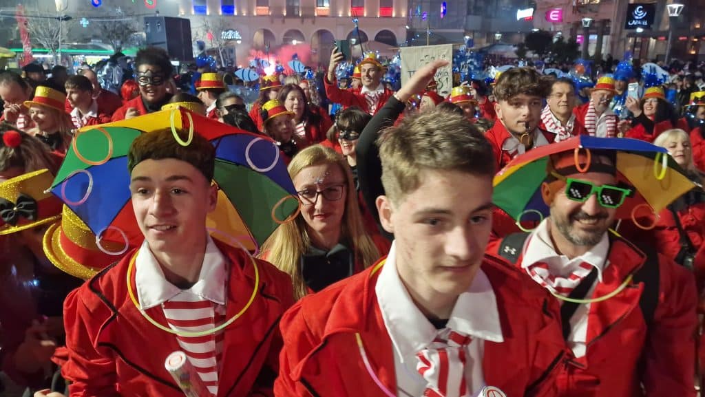 Πάτρα: Δείτε εκατοντάδες φωτό από τη νυχτερινή παρέλαση