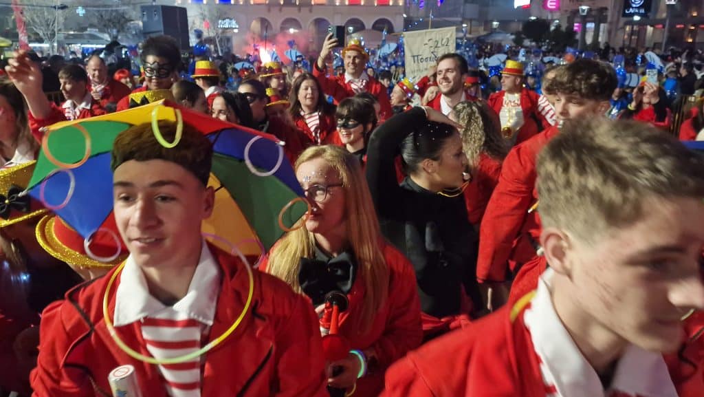 Πάτρα: Δείτε εκατοντάδες φωτό από τη νυχτερινή παρέλαση