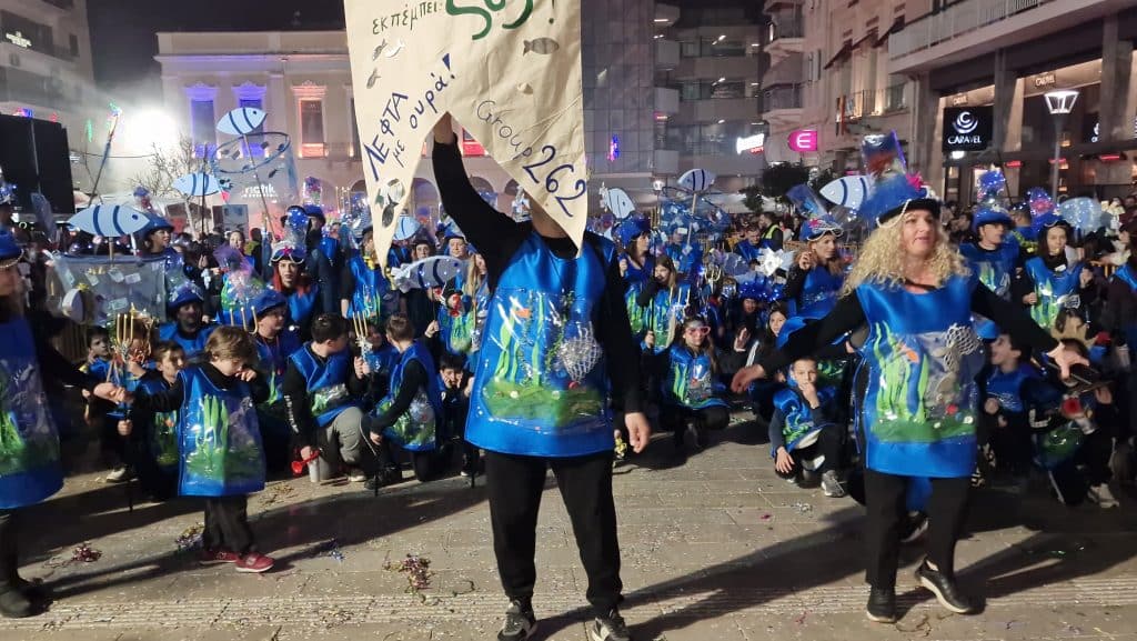 Πάτρα: Δείτε εκατοντάδες φωτό από τη νυχτερινή παρέλαση