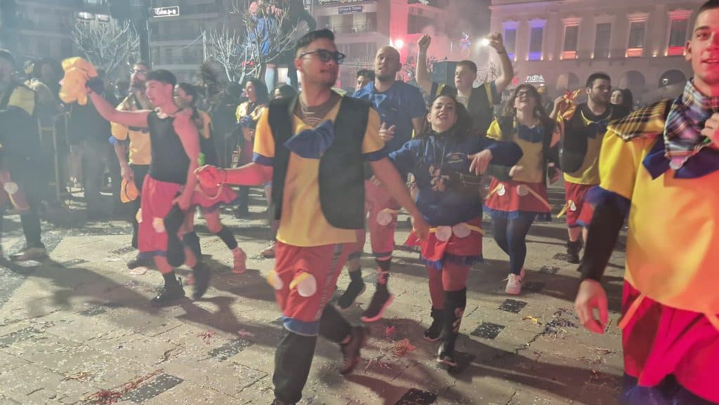 Πάτρα: Δείτε εκατοντάδες φωτό από τη νυχτερινή παρέλαση