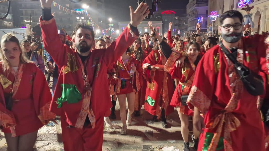 Πάτρα: Δείτε εκατοντάδες φωτό από τη νυχτερινή παρέλαση