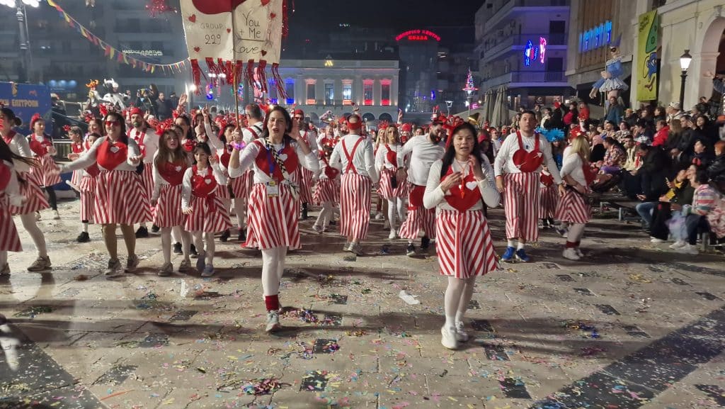 Πάτρα: Δείτε εκατοντάδες φωτό από τη νυχτερινή παρέλαση