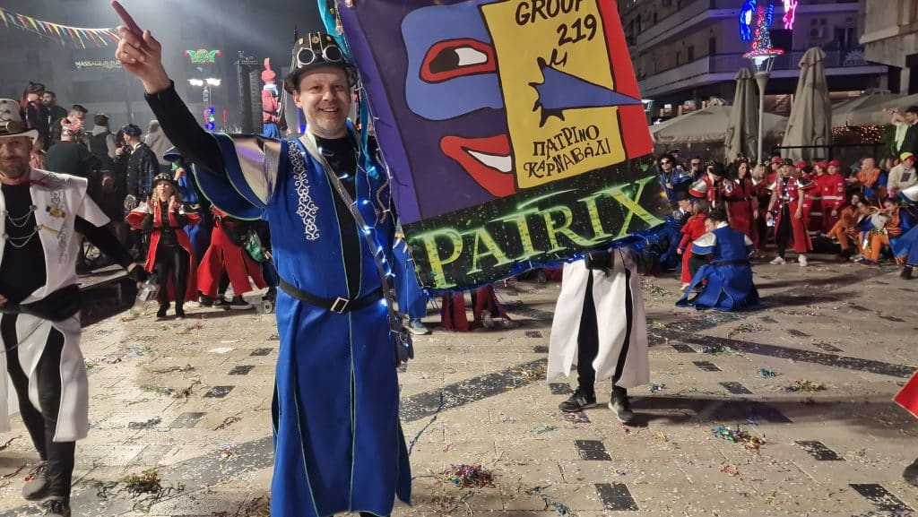 Πάτρα: Δείτε εκατοντάδες φωτό από τη νυχτερινή παρέλαση