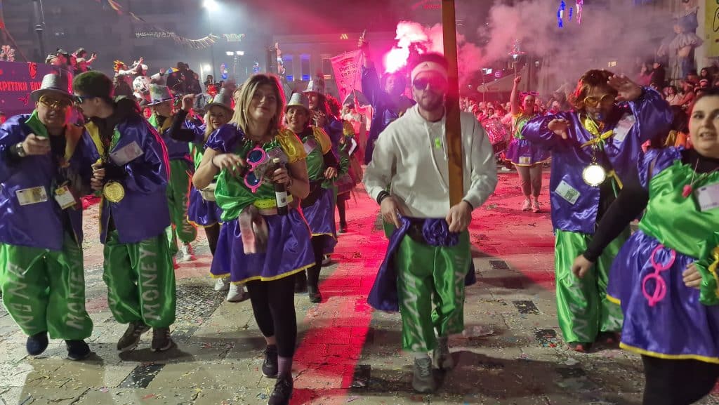 Πάτρα: Δείτε εκατοντάδες φωτό από τη νυχτερινή παρέλαση