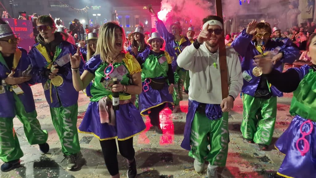 Πάτρα: Δείτε εκατοντάδες φωτό από τη νυχτερινή παρέλαση