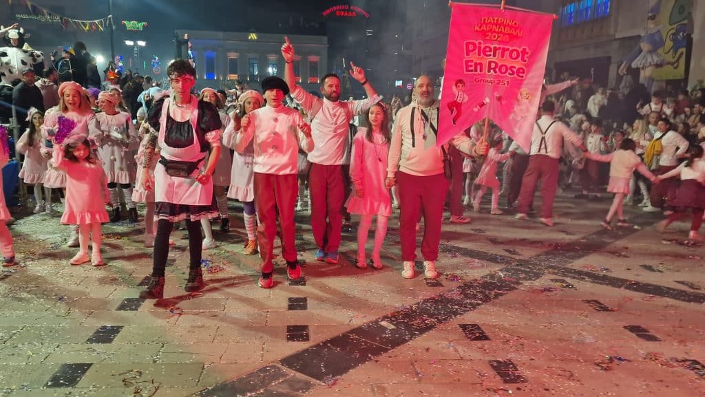 Πάτρα: Δείτε εκατοντάδες φωτό από τη νυχτερινή παρέλαση