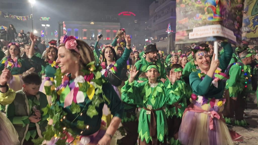 Πάτρα: Δείτε εκατοντάδες φωτό από τη νυχτερινή παρέλαση