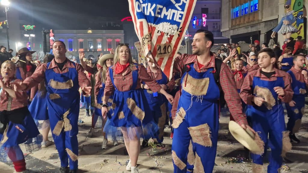 Πάτρα: Δείτε εκατοντάδες φωτό από τη νυχτερινή παρέλαση