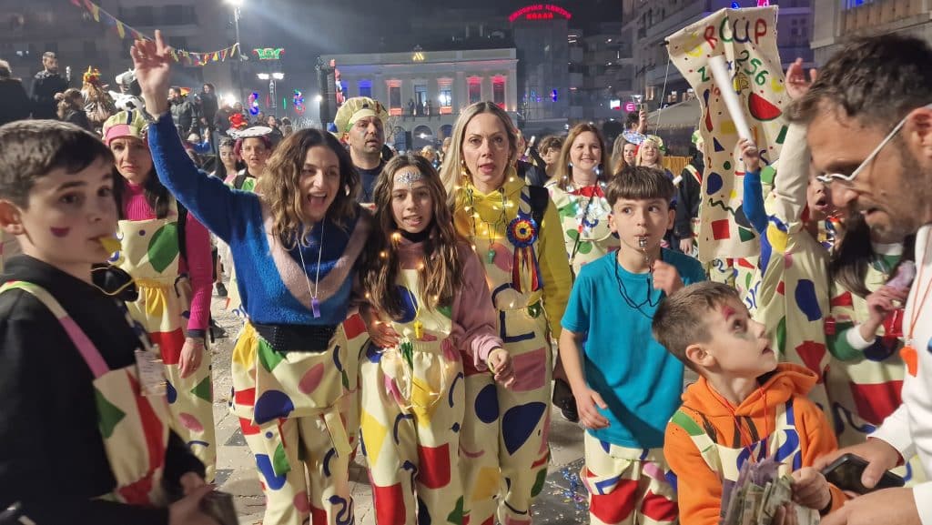 Πάτρα: Δείτε εκατοντάδες φωτό από τη νυχτερινή παρέλαση