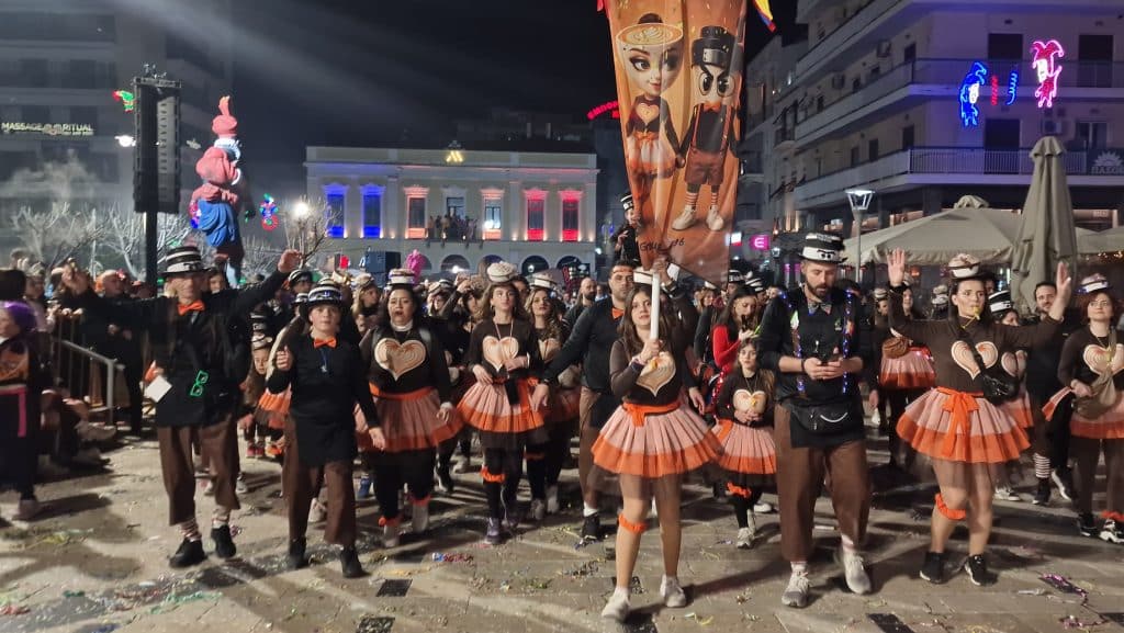 Πάτρα: Δείτε εκατοντάδες φωτό από τη νυχτερινή παρέλαση