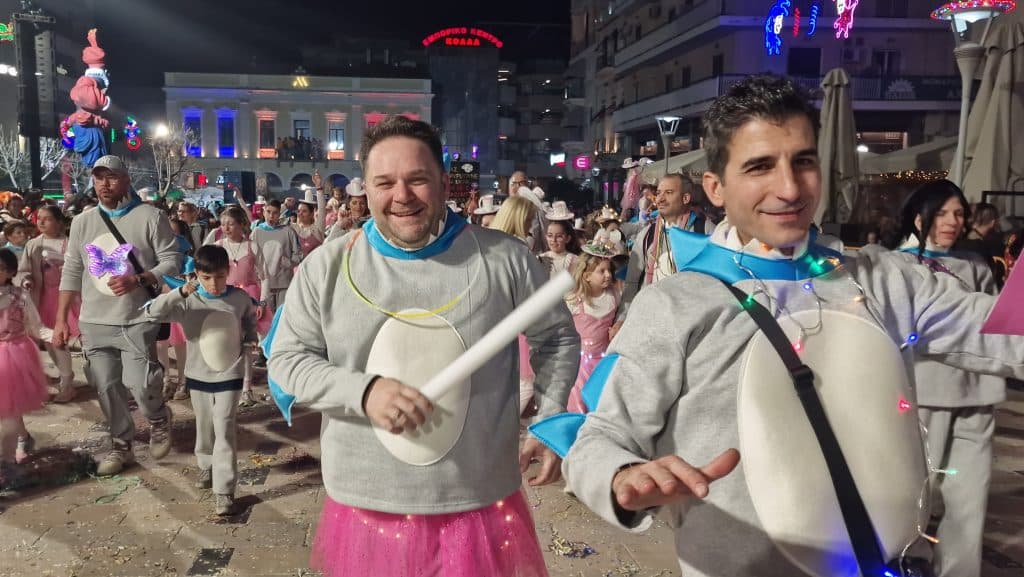 Πάτρα: Δείτε εκατοντάδες φωτό από τη νυχτερινή παρέλαση